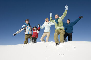 Italien, Südtirol, Seiseralm, Familie im Schnee, Spaß haben - WESTF11428
