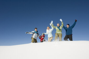 Italien, Südtirol, Seiseralm, Familienwanderung im Schnee, Jubel - WESTF11427