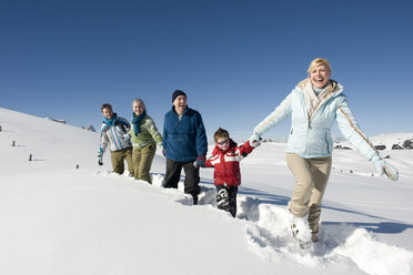 Italien, Südtirol, Seiseralm, Familienwanderung im Schnee - WESTF11426