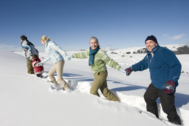 Italien, Südtirol, Seiseralm, Familienwanderung im Schnee - WESTF11425