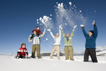 Italien, Südtirol, Seiseralm, Familienjubel im Schnee - WESTF11423