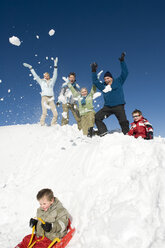 Italien, Südtirol, Seiseralm, Familie im Schnee, Spaß haben, Junge auf Schlitten - WESTF11420