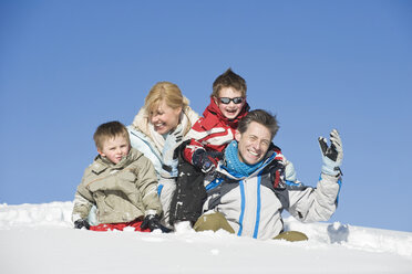 Italien, Südtirol, Seiseralm, Familie im Schnee sitzend, Porträt - WESTF11413