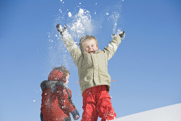 Italien, Südtirol, Seiseralm, Kinder, die Schnee in die Luft werfen - WESTF11407