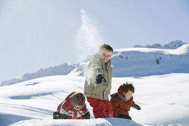 Italien, Südtirol, Seiseralm, Kinder, die Schnee in die Luft werfen - WESTF11405