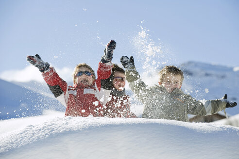 Italien, Südtirol, Seiseralm, Kinder, die Schnee in die Luft werfen - WESTF11404