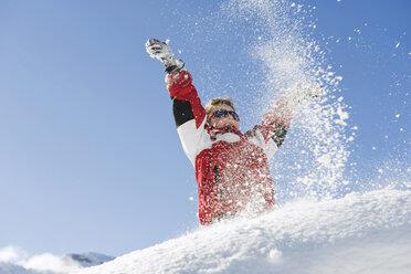 Italien, Südtirol, Seiseralm, Junge (4-5) spielt im Schnee, jubelnd, Tiefblick - WESTF11403