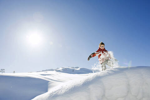 Italien, Südtirol, Seiseralm, Junge (4-5) spielt im Schnee, lizenzfreies Stockfoto