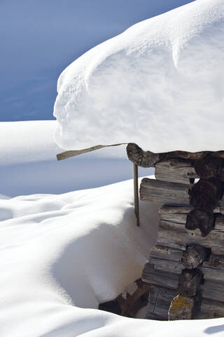 Italien, Südtirol, Seiseralm, Verschneite Blockhütte, Nahaufnahme, lizenzfreies Stockfoto