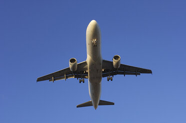 Canada, Toronto, Airplane, approach for landing, low angle view - RUEF00227