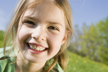 Germany, Bavaria, Munich, Girl (6-7) smiling, portrait, close-up - CLF00758