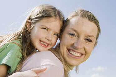 Germany, Bavaria, Munich, Mother and daughter (6-7) portrait, close-up - CLF00741