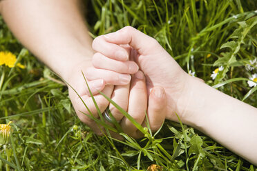 Germany, Bavaria, Munich, Couple holding hands, close-up - CLF00716