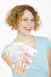Junge Frau mit Euro-Scheinen in der Hand, lächelnd, Porträt - CLF00836