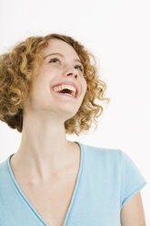 Junge Frau lachend, aufblickend, Porträt - CLF00810