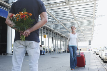 Deutschland, Leipzig-Halle, Flughafen, Frau mit Koffer, Mann mit Blumen - WESTF12095