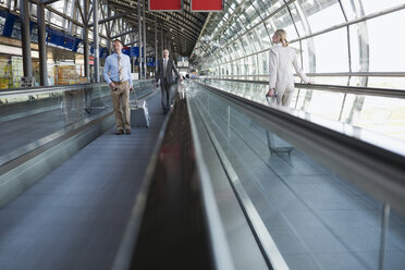 Deutschland, Leipzig-Halle, Flughafen, Geschäftsleute auf travelator - WESTF12059