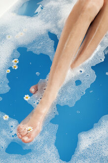 Füße einer Frau in der Badewanne, Blick von oben - WESTF12001