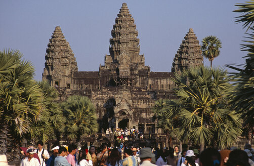 Kambodscha, Siem Reap, Angkor Wat, Tempelanlage, Touristen im Vordergrund - PSF00299