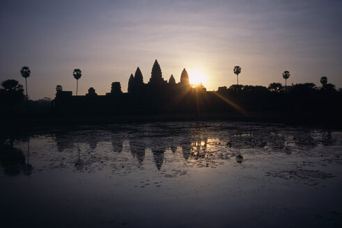 Camboida, Siem Reap, Angkor, Tempelanlage bei Sonnenaufgang - PSF00298
