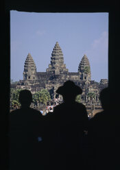 Kambodscha, Siem Reap, Angkor Wat, Tempelanlage durch Fenster gesehen - PSF00297