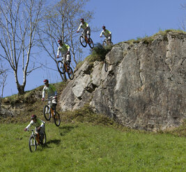 Italien, Comer See, Mountainbiker fahren über Felsen - FFF01072