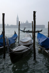 Italien, Venedig, Gondel, San Giorgio Maggiore im Hintergrund - PSF00342