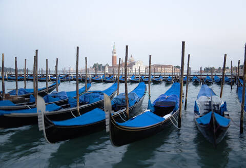Italien, Venedig, Gondel, San Giorgio Maggiore im Hintergrund, lizenzfreies Stockfoto