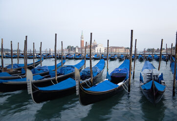 Italien, Venedig, Gondel, San Giorgio Maggiore im Hintergrund - PSF00338