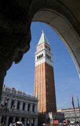 Italien, Venedig, Markusplatz, Glockenturm durch Bogen gesehen - PSF00334