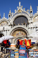 Italien, Venedig, Basilica di San Marco, Souvenirstand im Vordergrund - PSF00328