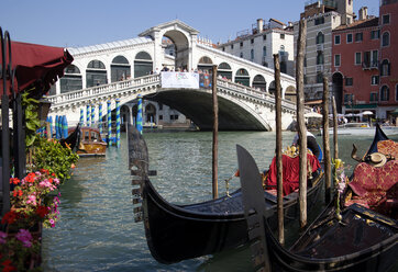 Italy, Venice, Gondola, Rialto bridge in foreground - PSF00323