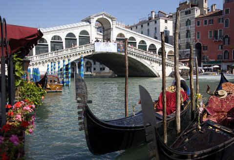 Italien, Venedig, Gondel, Rialtobrücke im Vordergrund - PSF00323