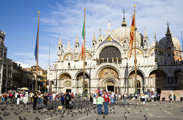 Italien, Venedig, Basilica di San Marco, Touristen im Vordergrund - PSF00321