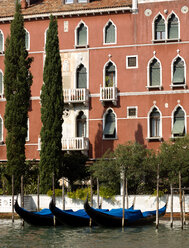 Italien, Venedig, Canal Grande, Gondel vor dem Palazzo - PSF00317