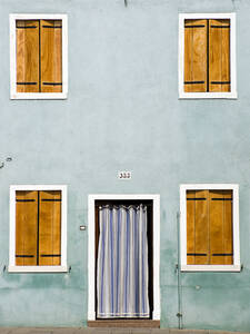 Italien, Venedig, Burano, Hausfassade, geschlossene Fensterläden, Haustür mit Vorhang - PSF00313