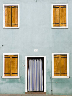 Italien, Venedig, Burano, Hausfassade, geschlossene Fensterläden, Haustür mit Vorhang - PSF00313