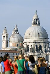 Italien, Venedig, Kirche, Santa Maria della Salute, Touristen im Vordergrund - PSF00311