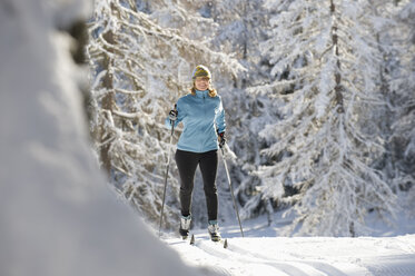 Österreich, Tirol, Seefeld, Langlauf der Frauen - MIRF00013