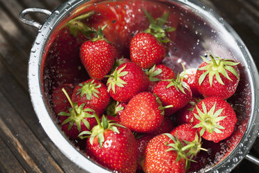 Frische Erdbeeren mit Wassertropfen im Sieb, Ansicht von oben - MAEF01782