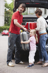 Deutschland, Leipzig, Familie lädt Gepäck ins Auto - WESTF12174