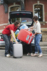 Deutschland, Leipzig, Familie lädt Gepäck ins Auto - WESTF12169