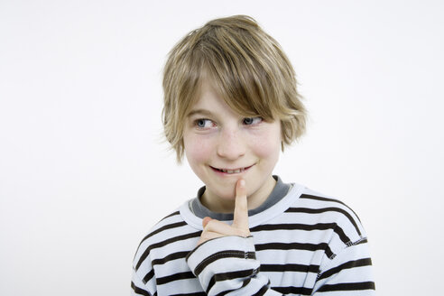 Junge (10-11), Finger zum Kinn, Porträt - TCF01262