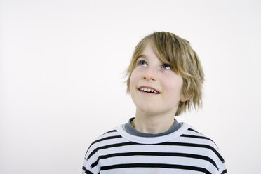 Junge (10-11) mit Blick nach oben, Porträt - TCF01261