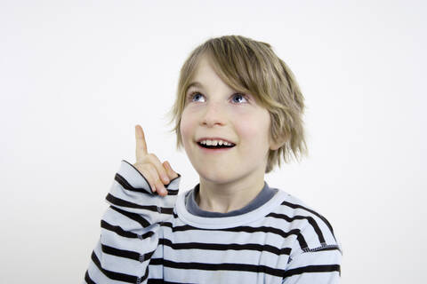 Junge (10-11), nach oben zeigend und schauend, Porträt, lizenzfreies Stockfoto