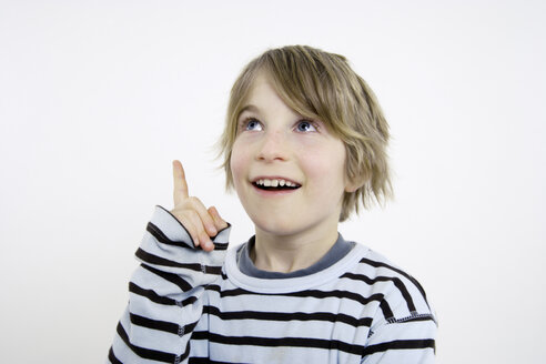 Junge (10-11), nach oben zeigend und schauend, Porträt - TCF01258