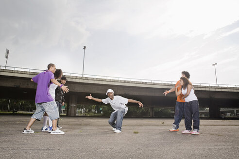 Deutschland, Köln, Gruppe junger Leute beim Breakdance auf der Straße - SK00041