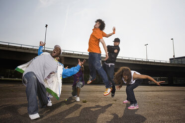 Deutschland, Köln, Gruppe von Menschen Breakdance auf der Straße - SK00034