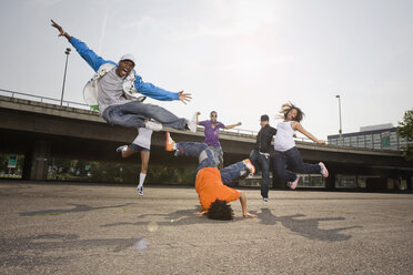 Deutschland, Köln, Gruppe von Menschen Breakdance auf der Straße - SK00033