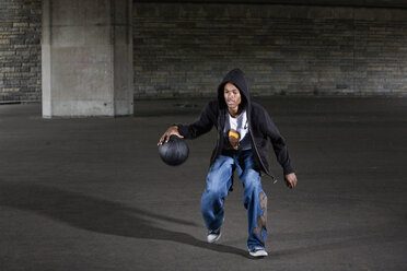 Germany, Cologne, Young man playing basketball, portrait - SK00028